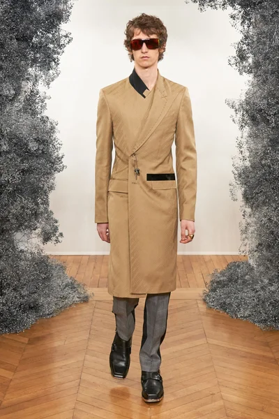 Look 18